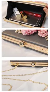 Detailansichten zur Kapazität und den floralen Akzenten dieser eleganten Abendclutch