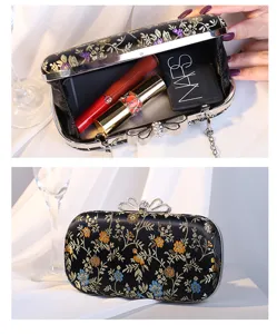 Detail der vintage bestickten Abendtasche mit Strass-Schleife und Innenraum-Ansicht