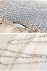 Nahaufnahme der silbernen Webstruktur und der Metallkette dieser Abendhandtasche