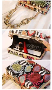 Detailansicht von Schlangenmuster und klobiger Goldkette an Box-Clutch