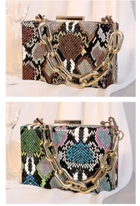 Detailansicht der Schlangenhaut-Muster PU-Leder Box Clutch mit klobiger Goldkette