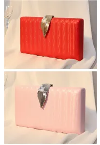 Elegante Abendtaschen in Rot und Rosa mit Wellenstruktur und Blattverschluss aus Metall