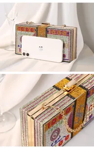 Detailansicht einer luxuriösen Abendtasche im Dollar-Design mit funkelnden Strasssteinen.