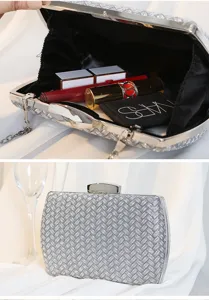 Silberne gewebte Abendtasche im Detail mit Sicht auf den praktischen Innenraum