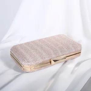 Elegante roségold gestreifte Abendtasche mit glitzerndem Finish und Goldrahmen