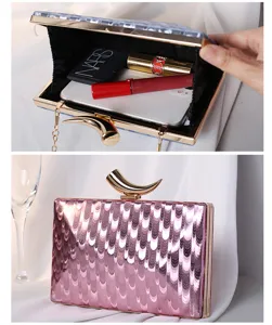 Detailansicht der metallischen Abendtasche mit Innenkapazität und goldenem Hornverschluss