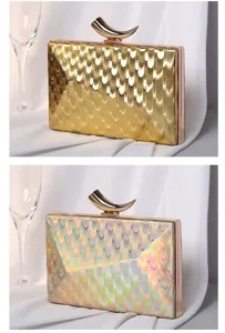 Details der eleganten Abendhandtaschen mit Horn-Metallverschluss in Gold und Irisierend