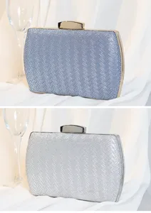 Nahaufnahme eleganter Abendhandtaschen mit Flechtstruktur in Silber und Hellblau.