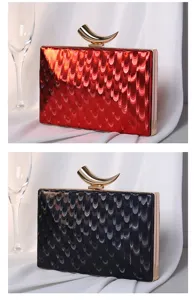 Detailansicht glänzende Abendtaschen aus PU mit Horn-Metallverschluss in Rot und Schwarz
