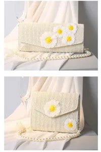 Detailansicht eines zweiteiligen Strohtaschen-Sets mit Gänseblümchen und Perlenketten