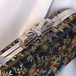 Elegante Vintage-Abendtasche mit Stickerei und Strass-Schmetterlingsverschluss.