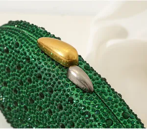 Detailansicht der luxuriösen Abendtasche mit grünen Strasssteinen und zweifarbigem Verschluss