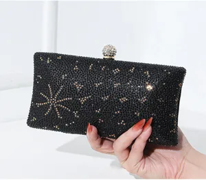 Detaillierte Ansicht der schwarzen Luxus-Strass-Abendtasche mit funkelndem Sternmuster