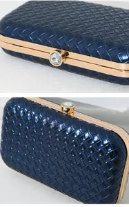 Vue détaillée de la texture tressée bleu marine et du fermoir doré en cristal du sac soirée