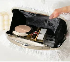 Detailansicht der weißen Kunstpelz-Clutch mit Platz für Make-up und Handy im Inneren