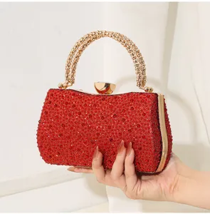 Elegante rote Abendtasche mit doppelseitigen Strasssteinen und goldfarbenem Tragegriff