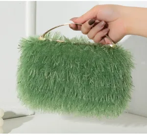 Elegante grüne Federtasche für Damen mit stilvollem goldenem Griff in Nahaufnahme