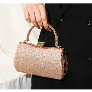 Nahaufnahme einer luxuriösen Abendtasche für Damen mit funkelnden Strasssteinen.