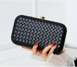 Gros plan d'une pochette de soirée en PU tressé noir pour des banquets élégants.