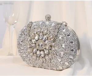 Elegante silberne Abendtasche in Ovalform mit aufwendigem Kristall-Blumenmuster
