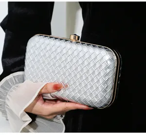 Élégante pochette de soirée en PU tressé argenté tenue à la main, texture métallique