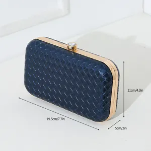Détail montrant les dimensions précises de cette pochette de soirée en PU tressé bleu