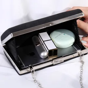 Elegante schwarze Abendtasche aus Satin mit silbernem Metallrahmen und einer Metallkette