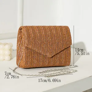 Detaillierte Größenangaben für die kleine quadratische Strohtasche mit Metallkettenriemen