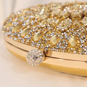 Luxuriöse goldene Abendtasche mit funkelnden Strasssteinen und Kristallblumenmustern