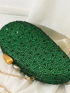 Elegante grüne Abendtasche mit Strasssteinen und Goldkette für festliche Bankette.