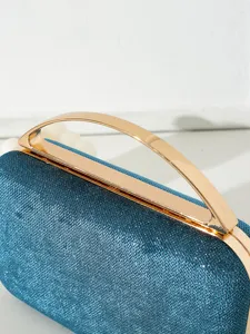 Elegante blaue Glitzer-Abendtasche mit goldenem Metallgriff für Damen-Festlichkeiten.