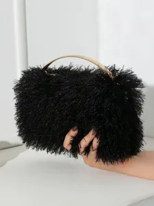 Elegante schwarze Abendtasche mit Federn und einem schicken goldmetallenen Griff.