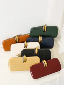 Elegantes bolsos de noche con grabado de cocodrilo en varios colores y cierre metálico
