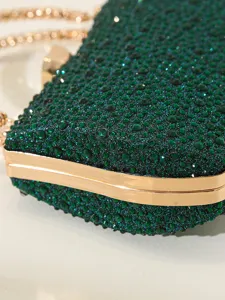 Luxuriöse smaragdgrüne Abendtasche mit Strasssteinen, Goldrahmen und eleganter Metallkette