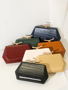 Kollektion von eleganten Vintage-Abendtaschen mit Kroko-Prägung in verschiedenen Farben