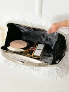 Elegante weiße flauschige Abendtasche mit Silbermetallrahmen und weichem Innenfutter