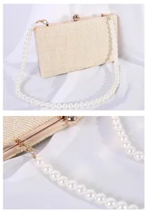 Detailopname van elegante stro geweven avondtas met parelriem en goudkleurige sluiting