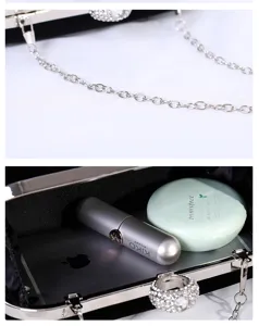 Detaillierte Innenansicht der Kapazität einer schwarzen Samt-Abendtasche mit Kette