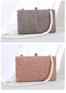 Gedetailleerd overzicht van twee elegante avondclutches met parelkettingen en tweed