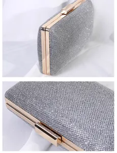 Detailaufnahme der silbernen Glitzerstruktur und des goldfarbenen Metallverschlusses der Clutch