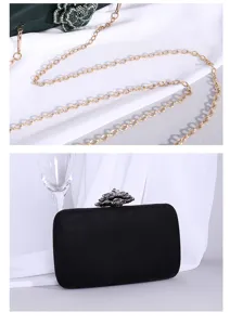 Detailansicht der Strass-Blumen-Schließe und Goldkette an der luxuriösen Abendtasche