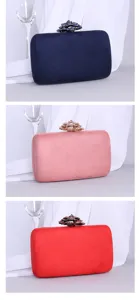 Detailansicht luxuriöser Samt-Abendtaschen in Marine, Rosa und Rot mit Kristallblumen-Verschluss