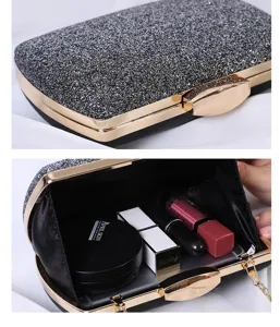 Detail der glitzernden Abendtasche mit Innenansicht für Kosmetikprodukte und Make-up.