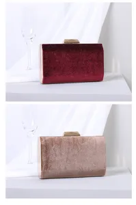 Gros plan de pochettes de soirée élégantes en velours bordeaux et couleur champagne