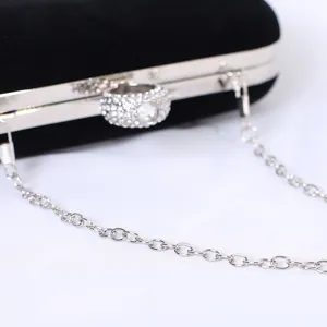 Elegante schwarze Samt-Abendtasche mit glitzerndem Strass-Ringverschluss und Silberkette