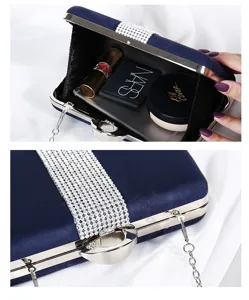 Innenansicht und Strassdetails einer dunkelblauen Samt-Abendhandtasche für Damen