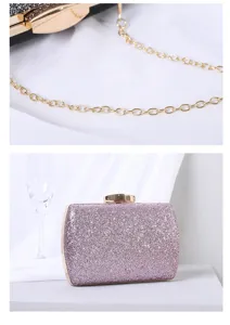 Detailansicht einer glänzenden lila Glitzer-Abendtasche mit eleganter goldener Kette