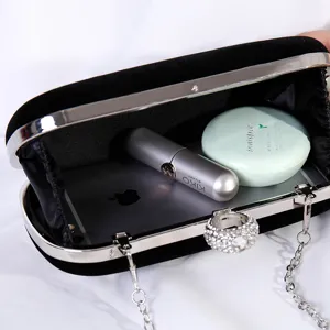 Elegante schwarze Samt-Abendtasche mit Schmuckring-Verschluss und silberner Kette