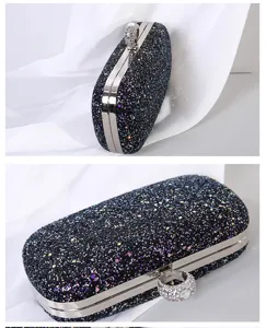 Detail einer luxuriösen Glitzer-Abendtasche mit strassbesetztem Ringverschluss.