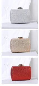 Detaillierte Ansicht glitzernder Abendhandtaschen in Silber, Gold und Rot für Damen